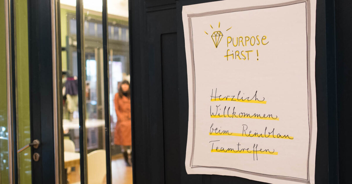 Foto eines handgeschriebenen Plakats auf dem „Herzlich Willkommen beim Reinblau Teamtreffen“ steht