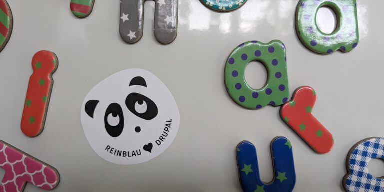 Aufkleber Reinblau liebt Drupal